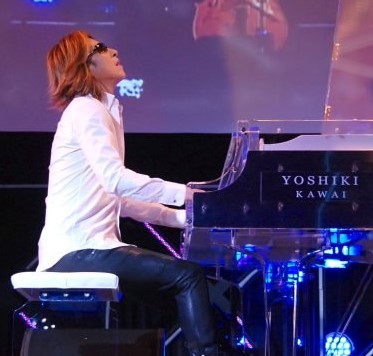 スーモのCMにYOSHIKIが出演！ピアノはいくらするの？YOSHIKIの自前？